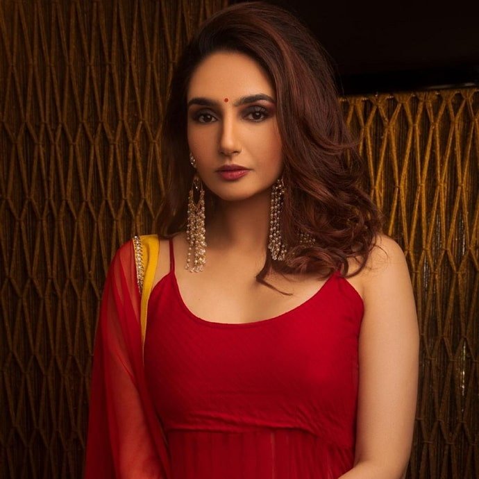 Ragini Dwivedi Height, Weight, Age, Affairs, Wiki & Facts
